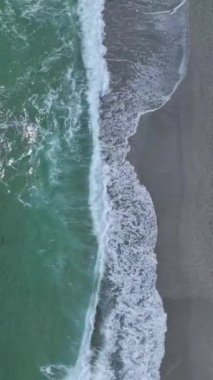 Sersemletici bir kuş bakışı Akdeniz 'in dingin gök mavisi sularına bakıyor..
