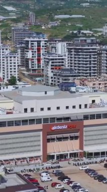 Hava görüntüsünde hareketli kavşaklar ve şehir trafiği.