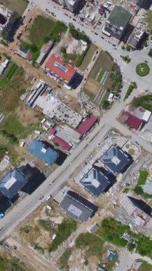 Canlı şehir trafiğinin ve etkin kavşakların hava görüntüsü.