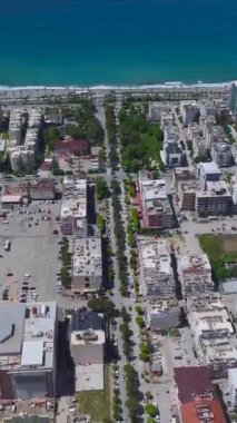 Yukarıdan yakalanan bir şehirde trafik sorunsuz akıyor..