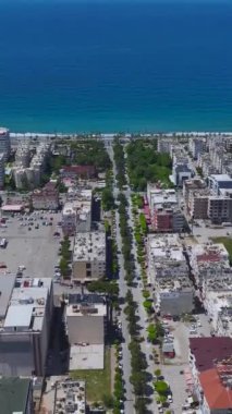 Arabaları ve dinamik hava manzaralı kavşakları olan hareketli bir şehir..