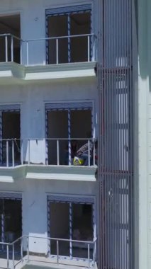 Modern işleri kıyı cazibesiyle harmanlayan aktif inşaat sahnesi.