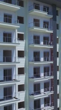 Resimli bir deniz kıyısındaki dinamik bina projeleri.