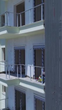 Çeşitli inşaat faaliyetleri olan kıyı kasabası gelişimi.