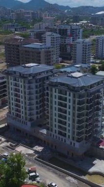 Küçük bir Akdeniz kasabasında inşaat projeleri ilerliyor.