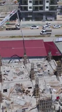 Deniz kenarındaki inşaat projeleri canlı bir kasabada ilerleme gösteriyor..