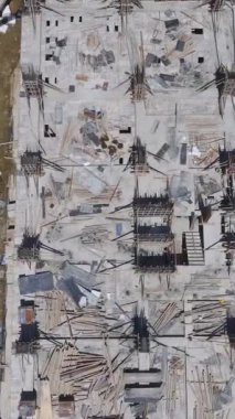 Deniz manzaralı bir yerde bina faaliyeti devam ediyor.