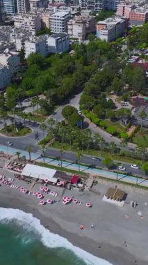 Manzaralı sahil otoyolu boyunca trafik sorunsuzca akıyor.