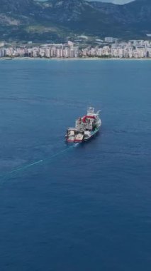 Sersemletici balık çiftliği kalemleri, sakin okyanus sularıyla çevrili..