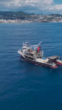 Sakin Akdeniz sularıyla çevrili bir balık çiftliğinin hava görüntüleri..