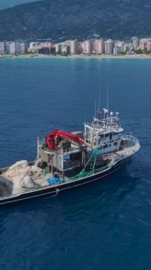 Canlı okyanus ortamlarında dinamik balık çiftçiliğinin havadan görünüşü.