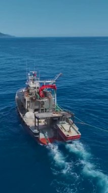 Çarpıcı deniz çiftçiliği düzeneği canlı sularda yakalandı..