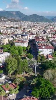 Turkuaz su ve kumlu sahillerle huzurlu sahil titreşimleri.