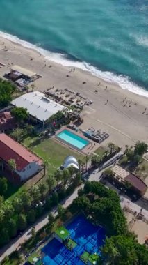 Berrak suları ve huzurlu bir kıyı şeridi olan çarpıcı bir sahil..