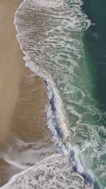 Huzurlu sahil manzarası Işıldayan su ve altın kumlar.