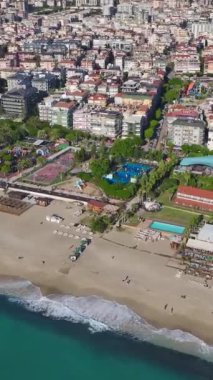 Göz kamaştırıcı sahil manzarası köpüklü su ve güneşli titreşimlerle.