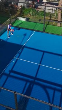 Okyanus kenarında dinamik raket tenis hareketi.