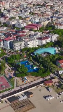 Denize yakın raket tenisi dinamik açık hava enerjisi.