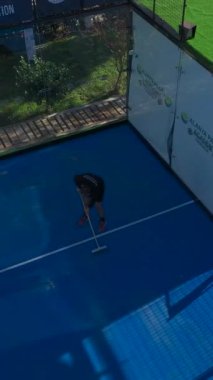 Deniz kenarında çarpıcı kıyı titreşimleriyle yüzen tenis aksiyonu.