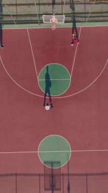 Enerji Oyuncuları ve Açık Hava ile Havadan Basketbol Oyunu.