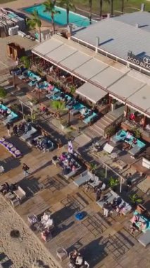 Deniz kenarındaki büyüleyici deniz manzaralı büyüleyici bir kafe..