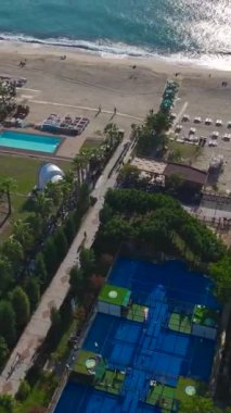 Canlı bir ortamda deniz kenarında raket tenis eğlencesi.