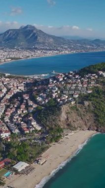 Sahil şeridi el değmemiş bir gök mavisi sahili manzarası..