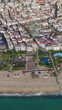 Temiz suyu ve rahatlatıcı atmosferi olan güzel Azure Plajı.