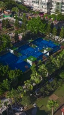 Sahilde güzel bir ortamda sportif raket tenis eğlencesi.