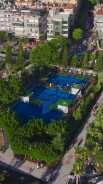 Güzel bir sahile sahip açık havada aktif raket tenisi..