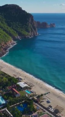 Sakin suları ve yumuşak kumsalı olan güzel Azure Plajı.