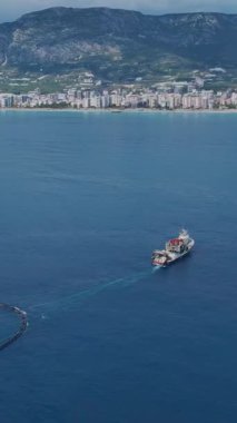 Temiz suları ve parlak manzarası olan bir balık çiftliğinin havadan görünüşü.