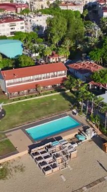 Kumlu Akdeniz kıyısındaki Lüks Sahil Kulübü.