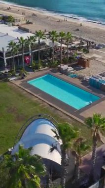 Açık denizli huzurlu bir plajın çarpıcı hava görüntüsü.