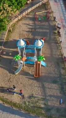 Canlı Oyun Bahçesi Aktif Çocuklar Dışarıda Oynarken Yukardan Yakalandı.