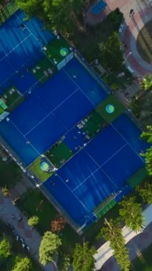 Sahile yakın raket tenis maçlarında dinamik bir hava var..