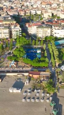 Kürek tenisi, canlı enerjiyle okyanus kenarında oynanır..