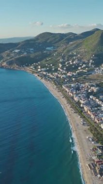 Açık denizli huzurlu bir plajın çarpıcı hava görüntüsü.