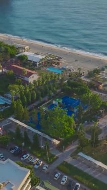 Kıyıya yakın bir yerde canlı enerji ve manzara çekiciliğiyle kürek çek..