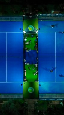 Geceleri açık hava enerjisiyle aktif raket tenisi.