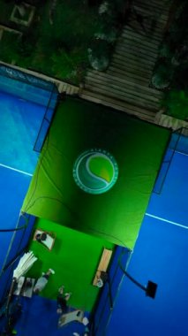 Açık hava sahalarında gece raketi tenis hareketi.