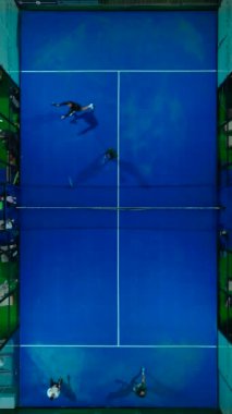 Dinamik raket tenisi gece canlı, iyi aydınlatılmış kortlarda.