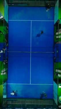 Gece vakti titreşimleriyle dışarıda, yıldızların altında tenis oyna..