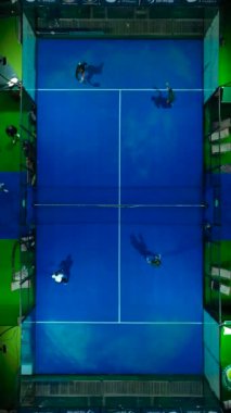 Gece ışıkları ve yıldızlı gökyüzü altında kürek çek tenis eğlencesi.