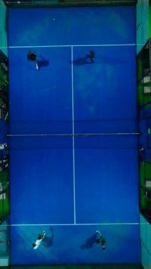 Açık hava enerjisi ve aktif oyunlarla gece yarısı raket tenis antrenmanı.