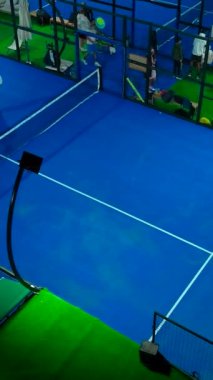 Açık hava enerjisi ve dinamik eğitimli gece raketi tenisi.