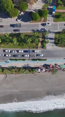 Güzel bir sahil şeridi boyunca hareket eden arabaların manzarası.