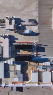 Modern bir iş merkezinin çatısındaki HVAC Sistemlerinin hava görüntüsü.