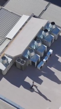 Endüstriyel HVAC Birimleri Büyük İşletmeler İçin Bina Çatısı Tasarımı.