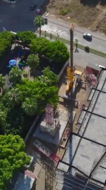 Kalifiye İşçiler Alanda Bir Kule Turna İnşa Ediyor.